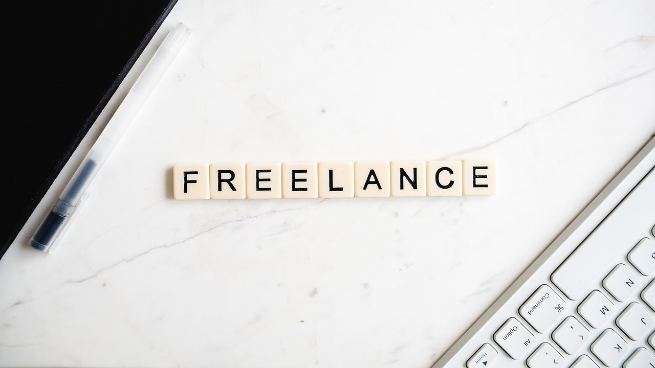 Photo de lettres de scrabbles sur une table en marbre formant le mot freelance
