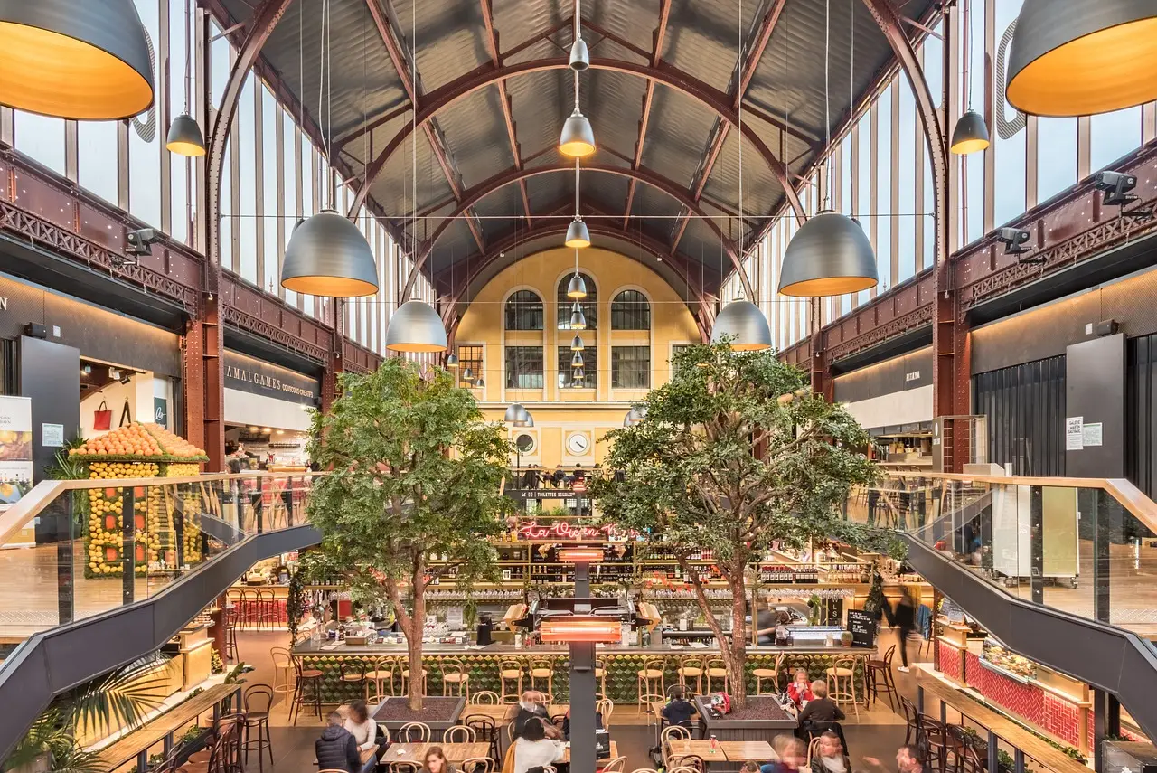 photo de halles avec plusieurs commerçants